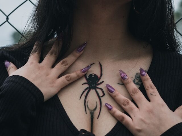 Gothic Queen of Hearts Nail Art.