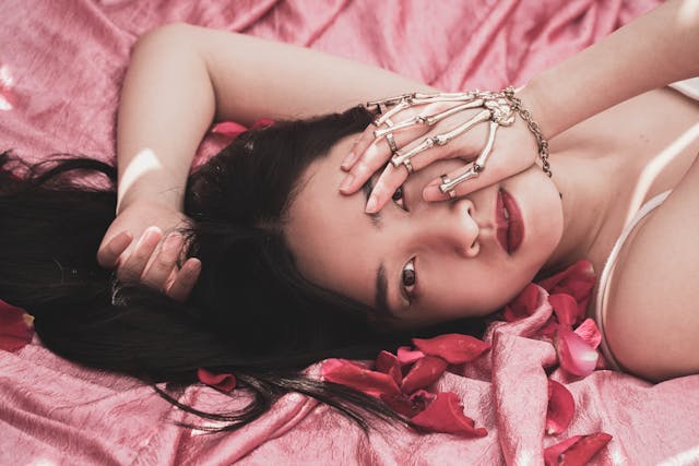 Minimalist nail art design using acrylic paint(Painting nails with acrylic paint)